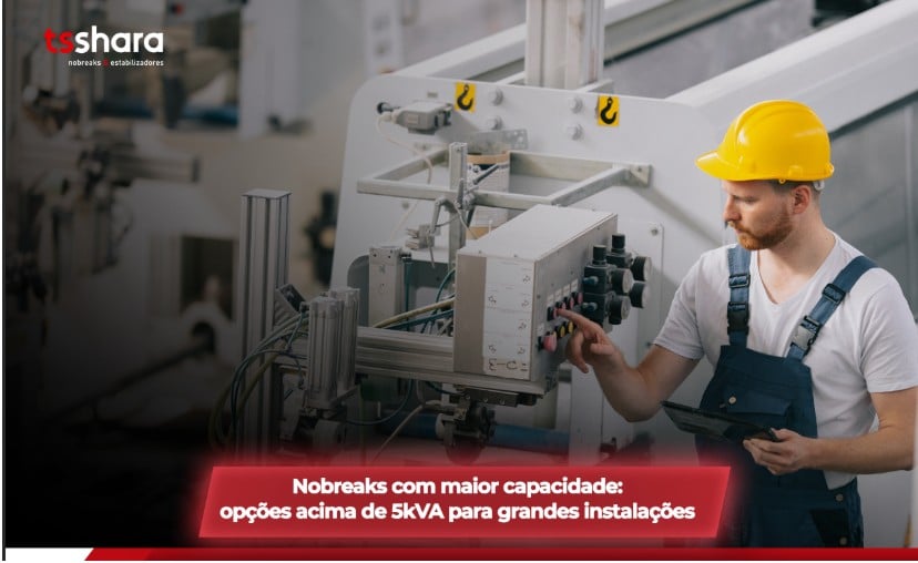Técnico operando painel em instalação industrial.