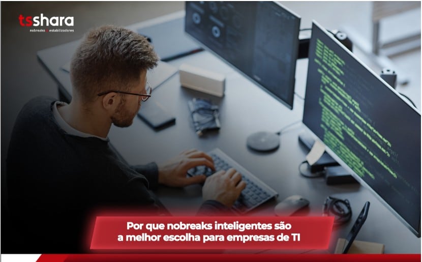 Profissional de TI com nobreak inteligente.