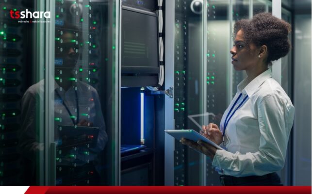 Profissional em datacenter com tablet.