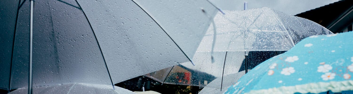 Varios Guarda chuvas em um dia chuvoso