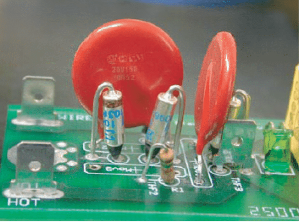 dois varistores em uma placa