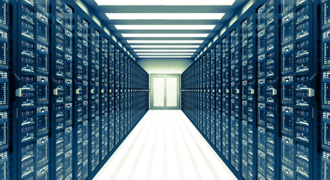 um corredor de data center