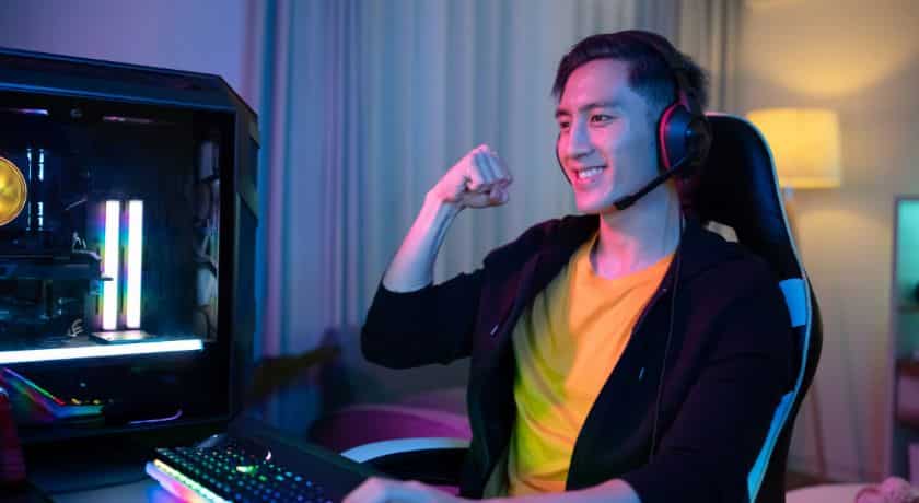 gamer comemorando pq ganhou uma partida