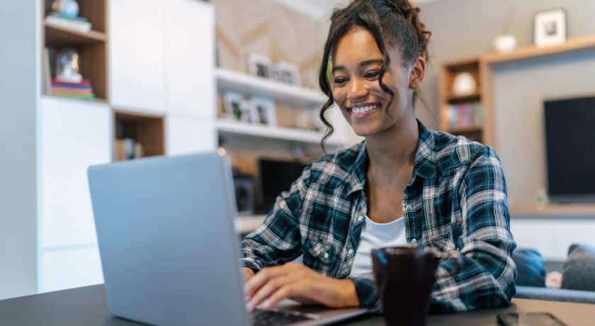 uma mulher trabalhando home office