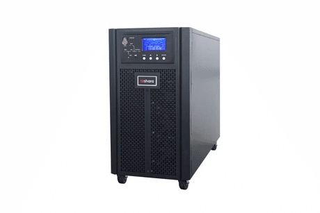Um equipamento eletrônico preto de porte médio, semelhante a um no-break ou estabilizador industrial. Possui uma pequena tela azul iluminada na parte superior frontal, alguns botões de controle e um painel perfurado para ventilação. O aparelho está apoiado no chão sobre rodinhas.