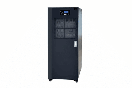 Um grande equipamento eletrônico preto, semelhante a um no-break ou estabilizador de uso industrial. Ele é alto, de formato retangular, possui uma pequena tela azul na parte superior frontal e grades de ventilação no painel da frente.