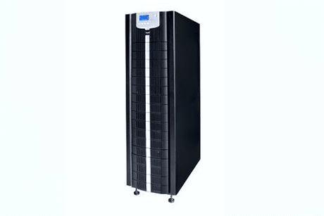 Uma imagem vertical mostra um equipamento de servidor grande e retangular, com cerca de 1,80 metro de altura, em um fundo branco e liso. O servidor é preto e tem painéis verticais com ranhuras em ambos os lados de um painel frontal plano. Uma tela de LED azul, no topo, mostra uma linha de texto. Quatro pinos de nivelamento ajustáveis na base do gabinete ajudam a mantê-lo nivelado.