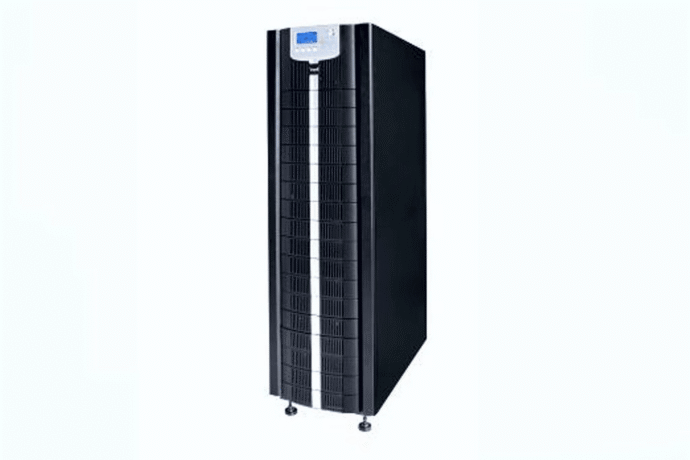 Uma imagem vertical de um equipamento de servidor grande e retangular, com cerca de 1,80 metros de altura, em um fundo branco e liso. O servidor é preto e tem painéis verticais com ranhuras em ambos os lados de um painel frontal plano. Uma tela de LED azul, no topo, mostra uma linha de texto. Quatro pinos de nivelamento ajustáveis na base do gabinete ajudam a mantê-lo nivelado.
