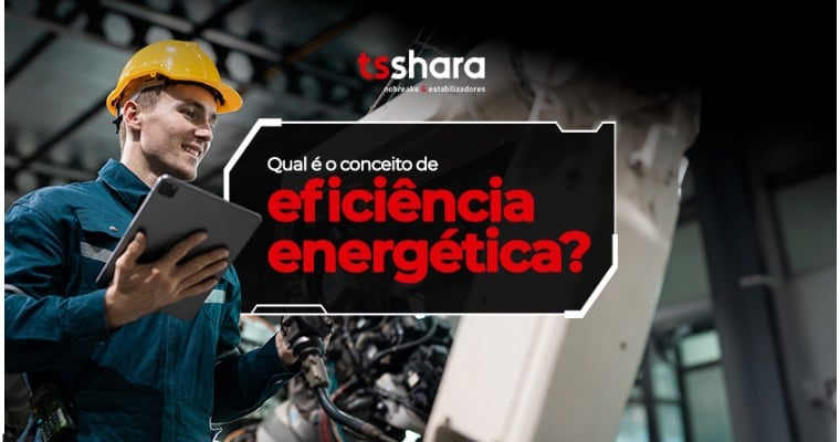 Técnico na indústria analisando dados em tablet