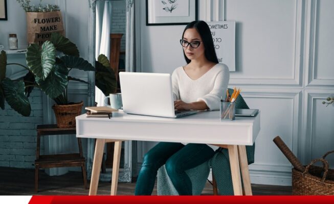 Mulher trabalhando em home office com notebook