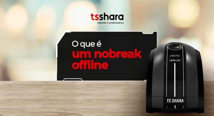 Nobreak offline TS Shara sobre mesa com fundo desfocado