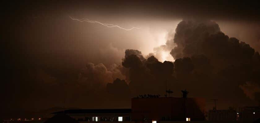 um raio de uma tempestade sob uma cidade