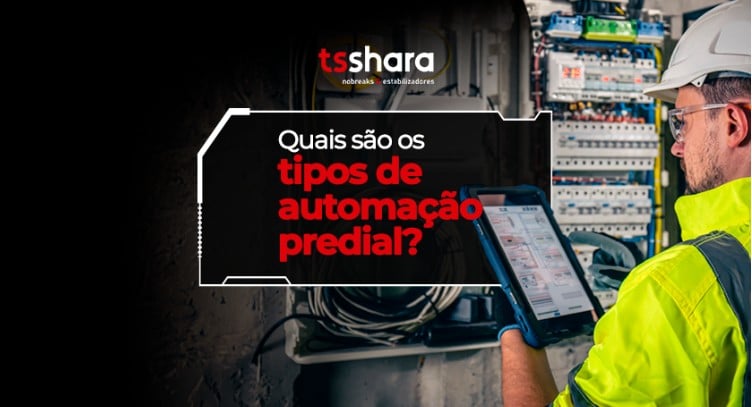 Técnico usando tablet em painel elétrico predial