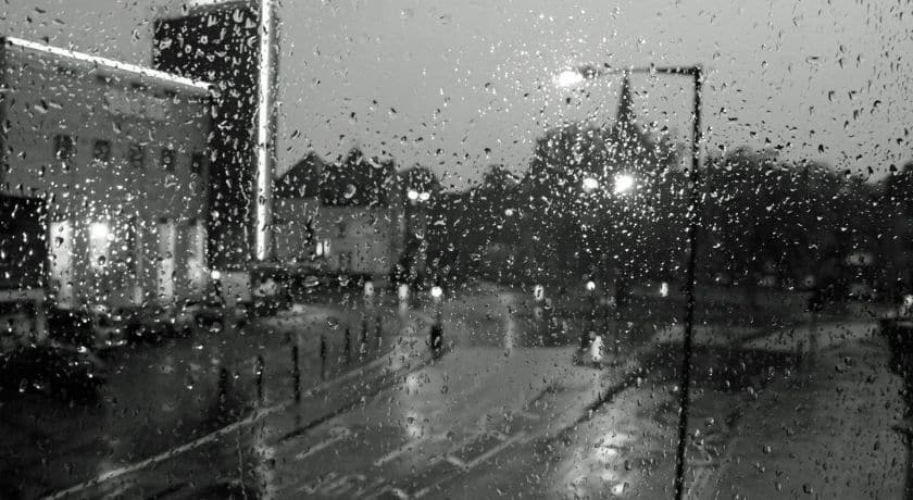 rua com chuva e tempo nublado