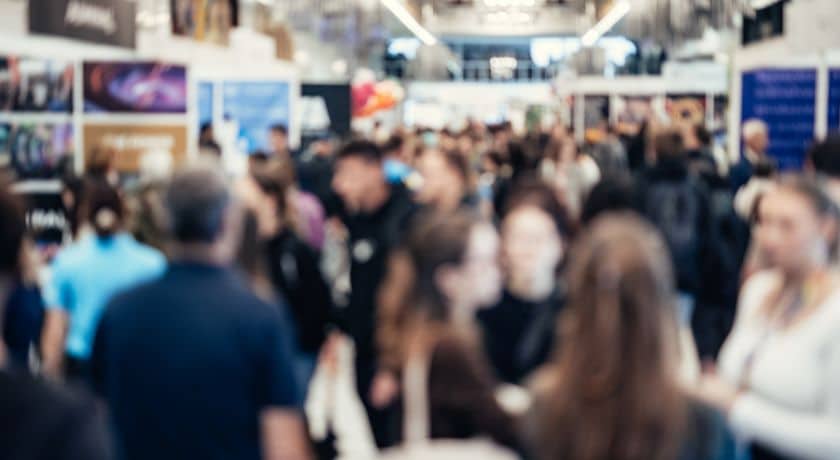 muitas pessoas em uma feira de exposição