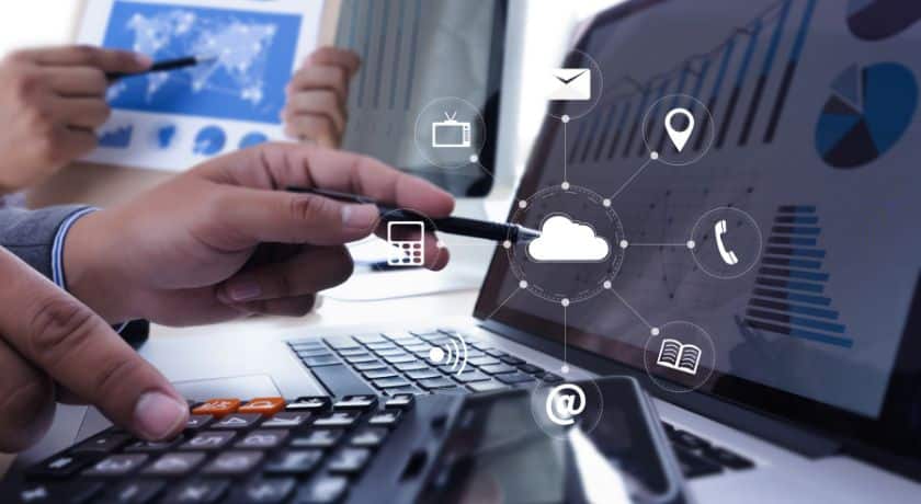 uma pessoa mexendo no computador