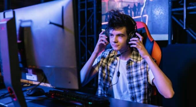 um gamer preparado para jogar online