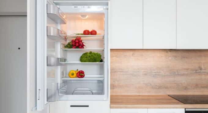 uma geladeira aberta