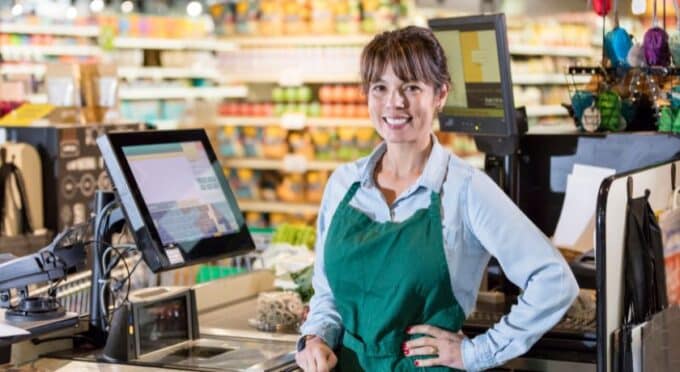 um caixa de supermercado