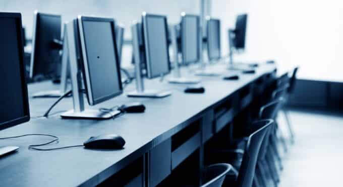 vários computadores em uma sala