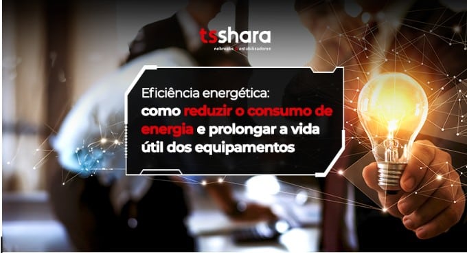 Pessoa segurando lâmpada acesa com fundo corporativo e mensagem sobre eficiência energética