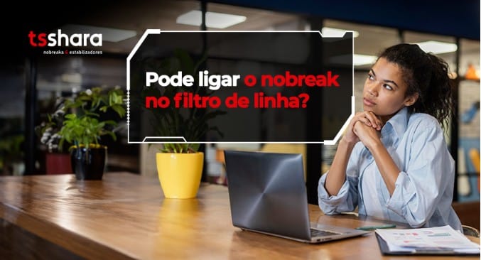 Mulher pensativa em frente a notebook com dúvida sobre uso de nobreak com filtro de linha