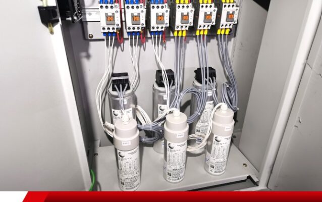 Banco de capacitores em painel elétrico.