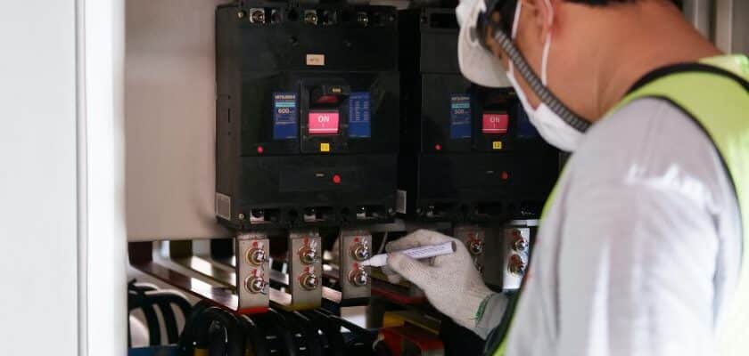 caixa de energia eletrica e um eletricista