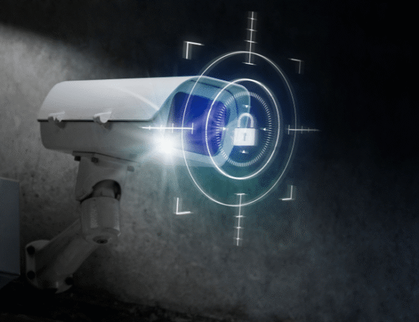 Imagem de uma camera de segurança com um cadeado na lente dela
