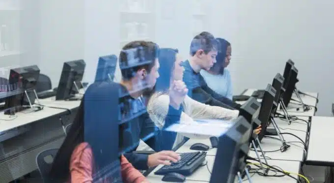 pessoas da area comercial trabalhando em computadores