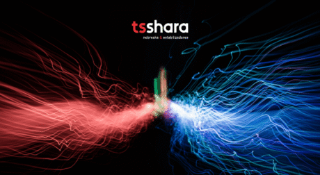 A imagem apresenta um efeito visual dinâmico, com duas correntes de energia representadas em cores vibrantes. De um lado, uma corrente de cor vermelha, e do outro, uma azul. Ambas as correntes se encontram no centro da imagem, criando uma explosão de luzes e energia. As linhas de luz se expandem de forma fluida e entrelaçada, transmitindo uma sensação de movimento e interação. Acima da explosão de cores, está o logotipo da empresa "tsshara", que é visível em vermelho e fica centralizado na parte superior da imagem. O fundo é preto, o que faz as cores das correntes se destacarem ainda mais, dando um contraste forte e marcante.