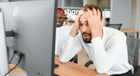 um homem parado em frente ao computador e com semblante de irritado e preocupado porque acabou a anergia elétrica