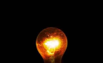 uma lampada de energia acesa em um fundo preto