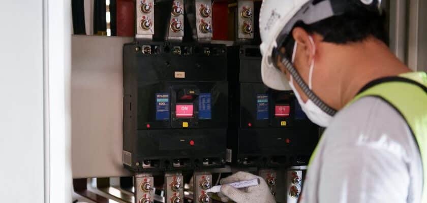 um quadro de energia e um eletricista