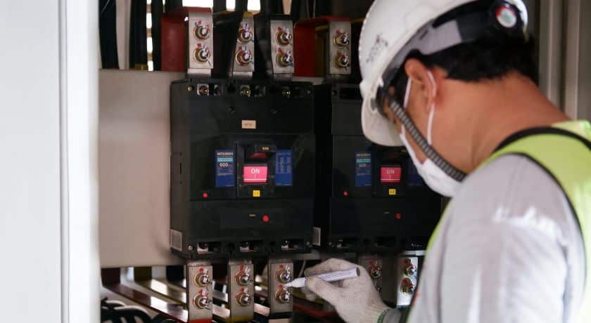 um quadro de energia e um eletricista