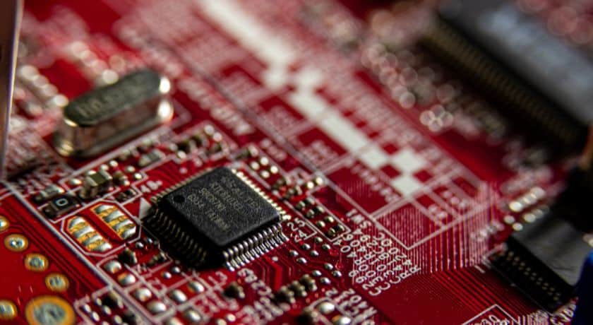 uma placa de bateria vista de perto e vermelha