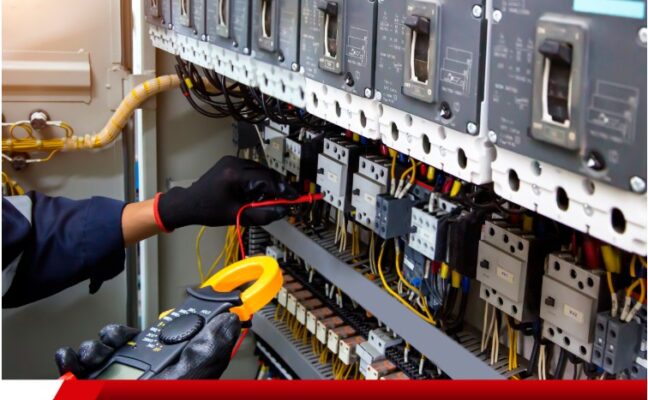 Técnico realizando manutenção em painel elétrico