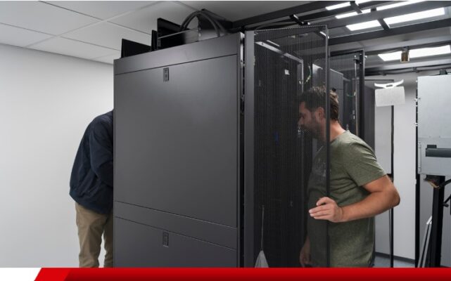 Técnicos realizando manutenção em servidor de datacenter