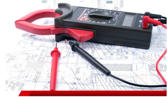 Multímetro elétrico sobre planta de projeto