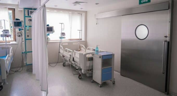 um quarto de hospital
