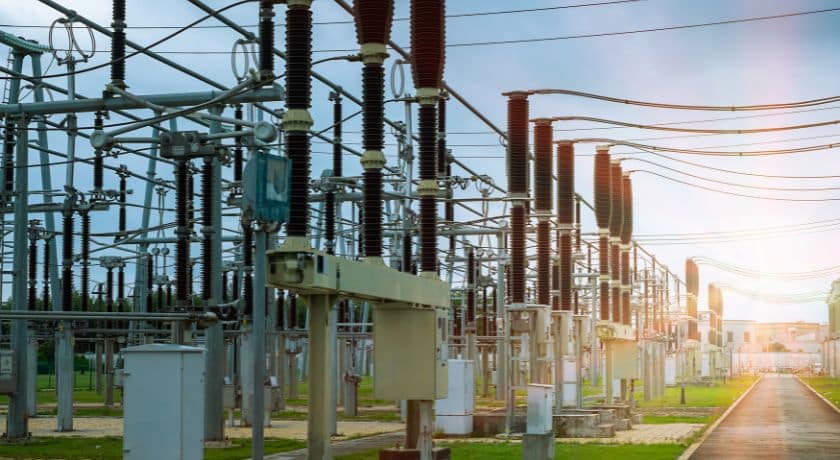 foto de uma subestação de dia