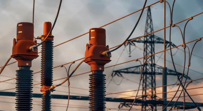 foto de torres de energia elétrica de perto em um dia nublado