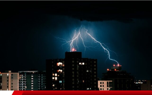 Raio atingindo área urbana à noite