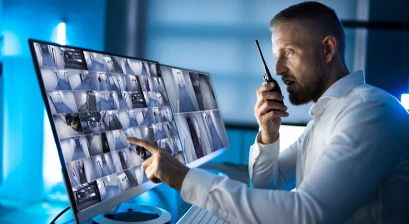 um homem fazendo monitoramento de cameras de segurança