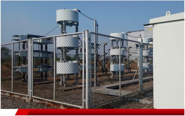 Capacitores de alta tensão em uma subestação de energia.