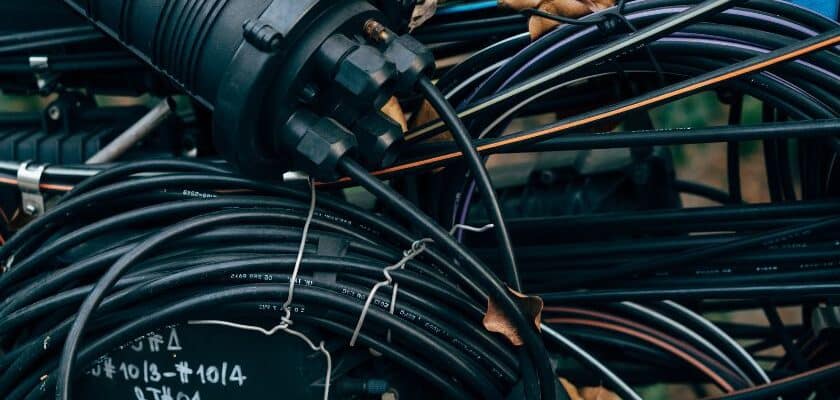 um emaranhado de fios pretos juntos