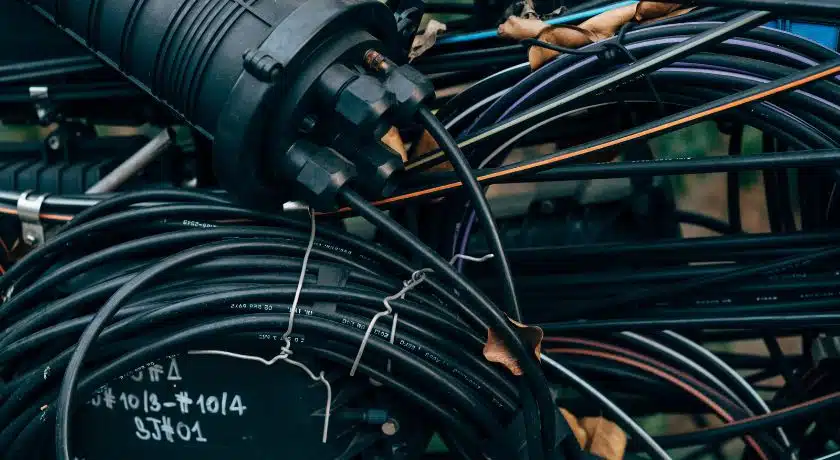 um emaranhado de fios pretos juntos