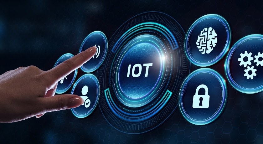 uma mão clicando em uma tela que tem várias bolas e uma dela está escrito IOT