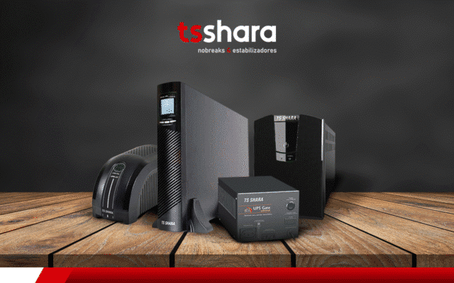 Linha de nobreaks TS Shara exposta em superfície de madeira