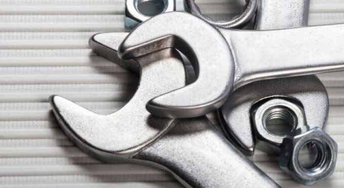 imagem de duas chaves de fenda e alguns parafusos em um fundo cinza